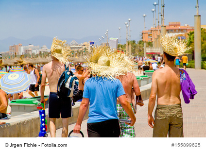 Deutsche Mallorca-Urlauber am Ballermann mit Strohhüten auf der Promenade