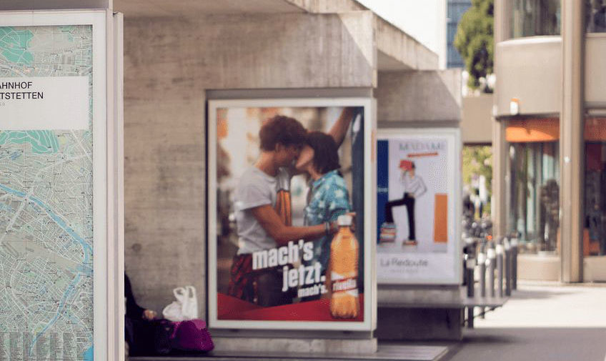 Werbeplakate an einer Bushaltestelle, Symbolbild