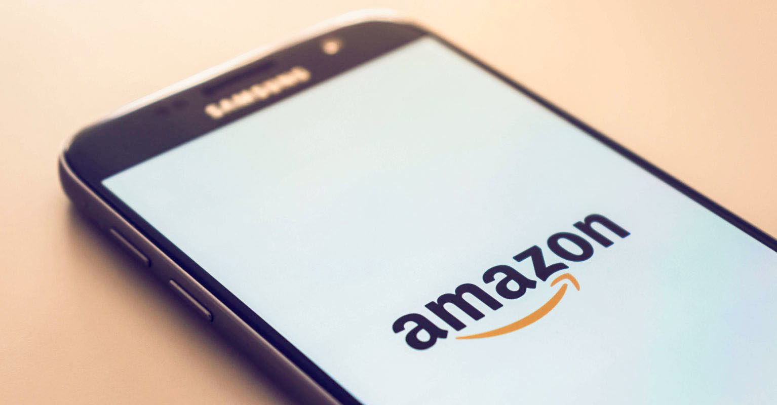 Smartphone mit geöffneter Amazon App