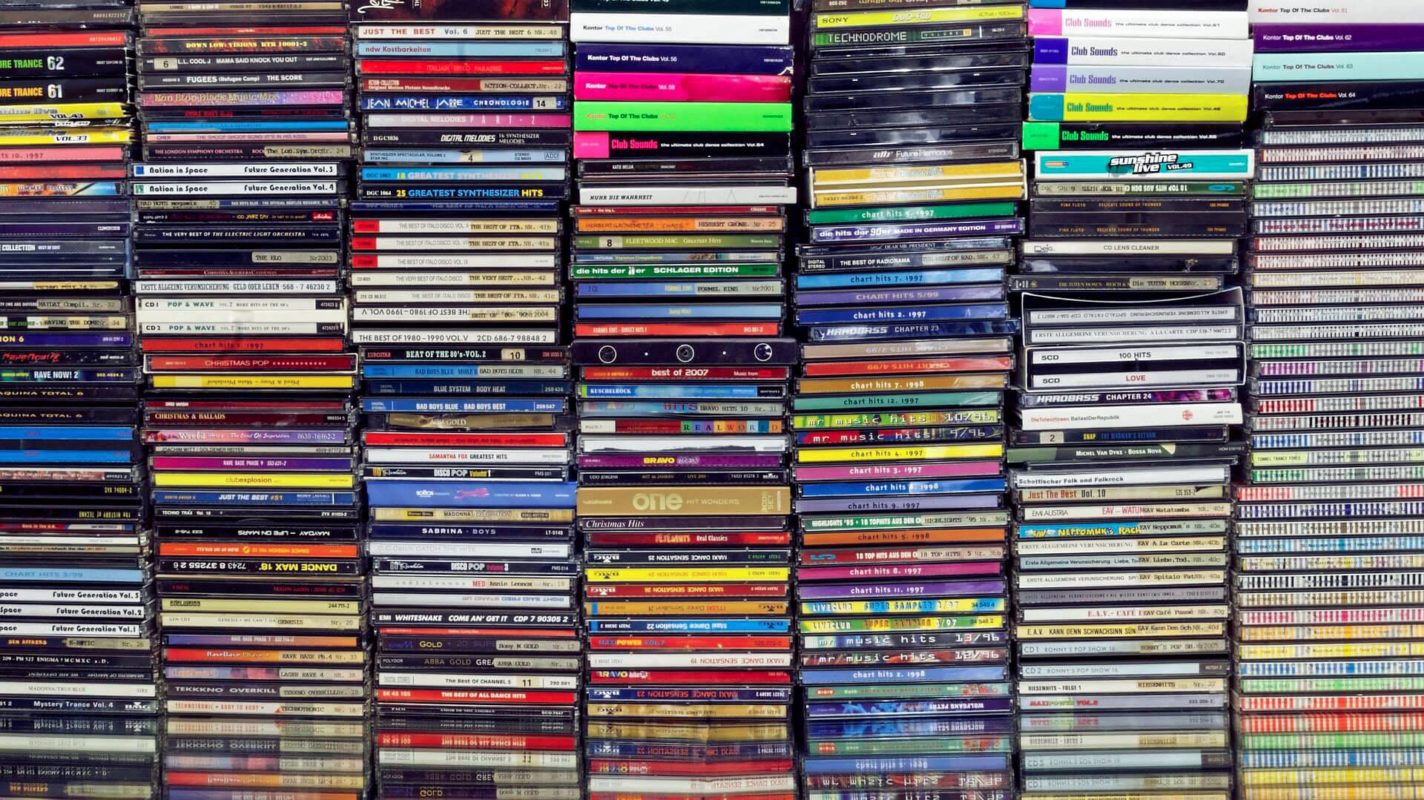 CD-Sammlung mit zahlreichen Chart-Containern wie Bravo Hits und  The Dome