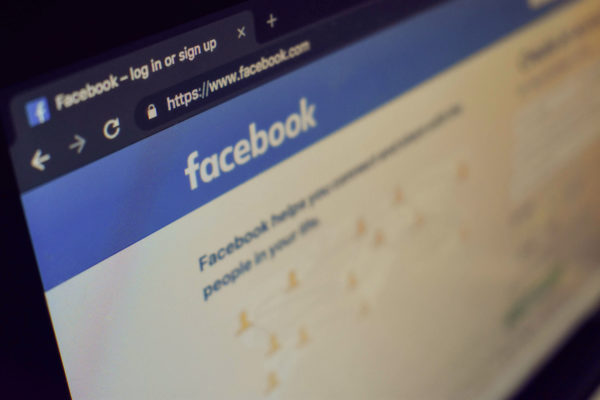 Die Facebook-Seite auf einem Bildschirm