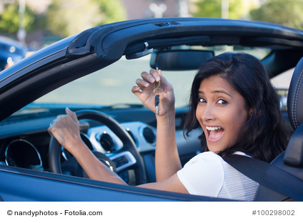 Junge Frau in Cabrio