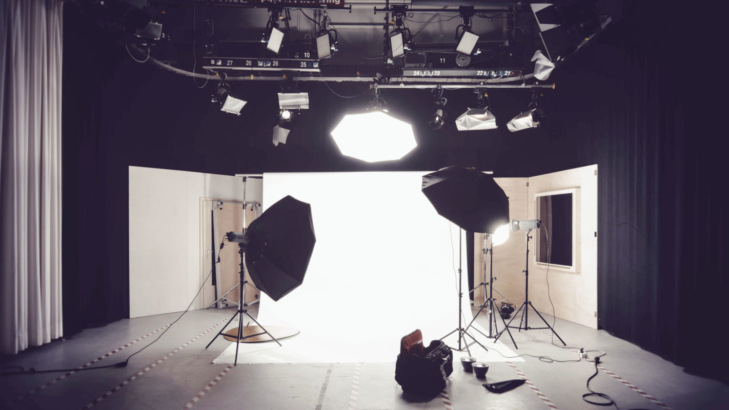 Großes Foto-Studio mit zahlreichen professionellen Lampen ausgestattet.