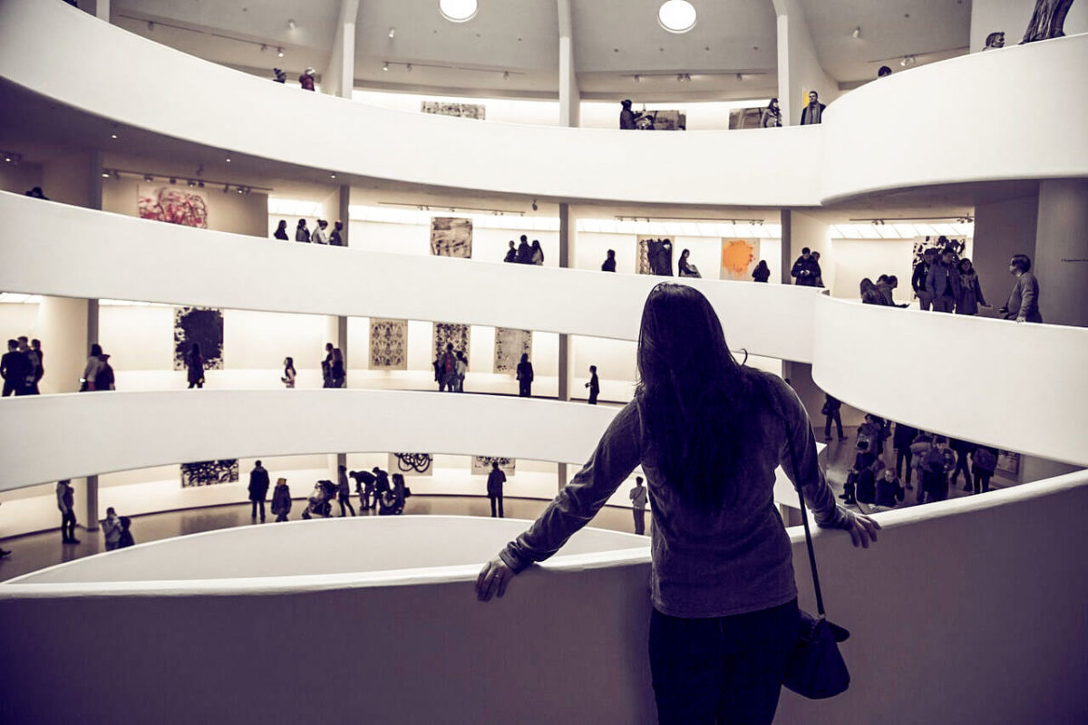 Besucherin im Guggenheim-Museum - Symbolbild