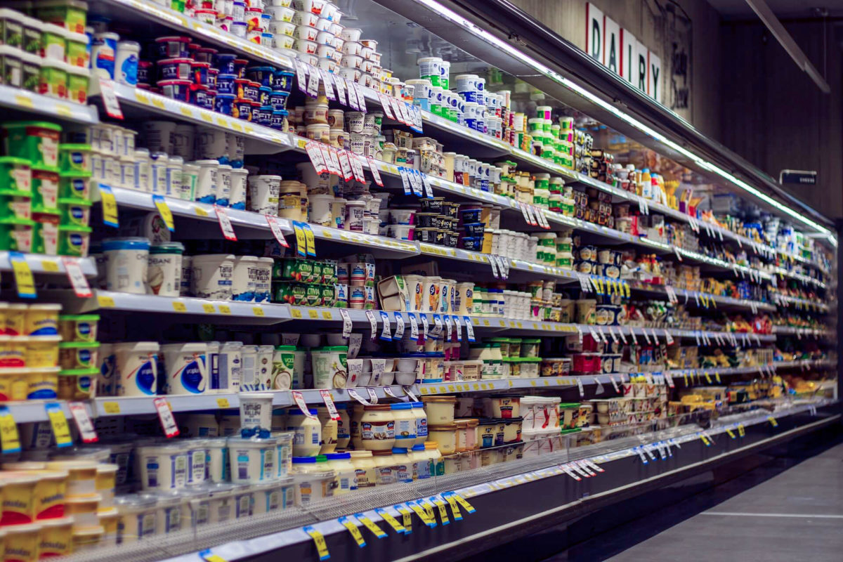 Supermarkt mit zahlreichen Produkten im Kühlregal