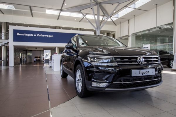 Schwarzer VW Tiguan steht im Volkswagen Autohaus