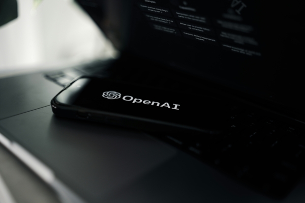 OpenAI Logo auf einem Handy